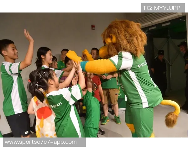 北京国安主场赛后邀请球迷家庭与队员亲密合影共度美好时光 北京国安主场赛后邀请球迷家庭与队员亲密合影共度美好时光