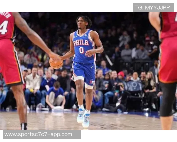 马克西半场表现出色10投6中砍下18分3篮板4助攻尽管有4次失误依然贡献良多